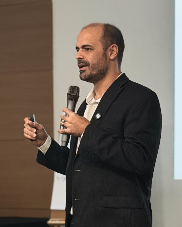 Márcio Braz falando ao vivo, de microfone na mão